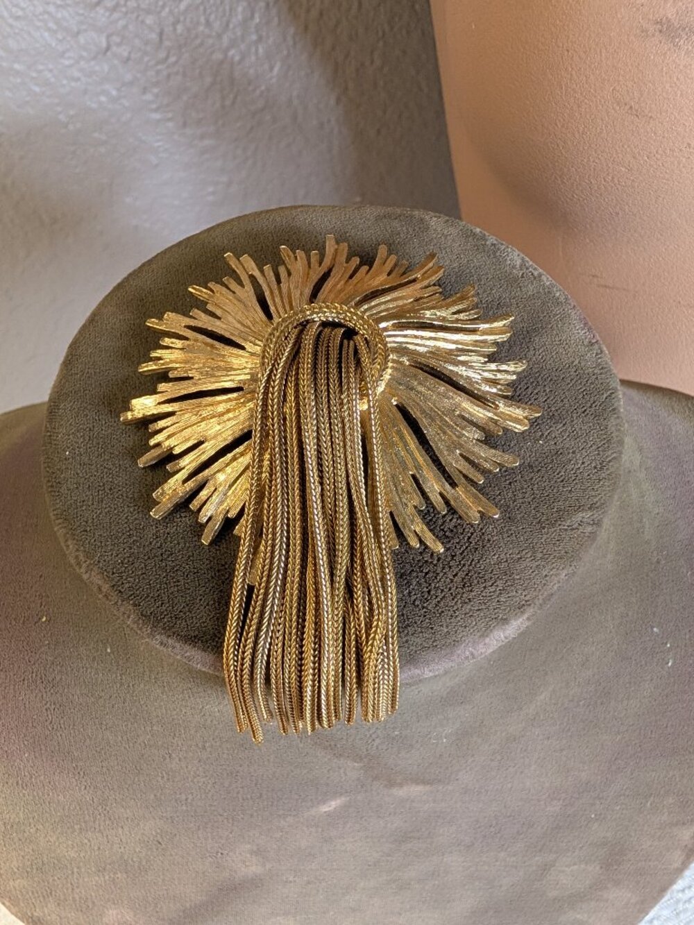 Rare Vintage Monet Gorgeous Gold Tone Sunburst Brooch Fringe Tassels